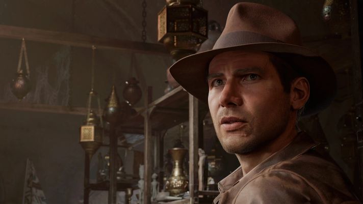 Indiana Jones regardant par-dessus son épaule dans une salle de stockage